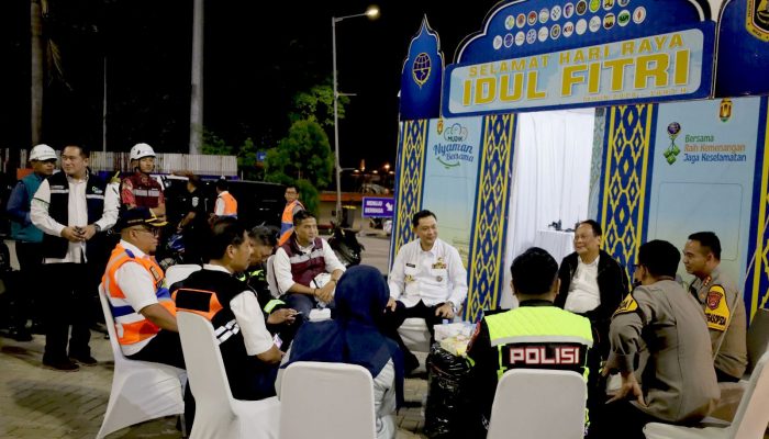 Wakil Menteri Perhubungan Suntana meninjau operasional Angkutan Lebaran 2026 di Pelabuhan Ciwandan, Banten, pada dini hari guna memastikan kelancaran arus mudik.