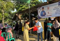Warga Desa Cisait, Kecamatan Kragilan, antre menerima paket sembako dan THR dari jajaran Partai Demokrat Kabupaten Serang dalam program Demokrat Berbagi menjelang Lebaran, Rabu, 18 Maret 2026
