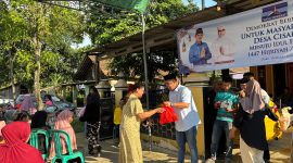 Warga Desa Cisait, Kecamatan Kragilan, antre menerima paket sembako dan THR dari jajaran Partai Demokrat Kabupaten Serang dalam program Demokrat Berbagi menjelang Lebaran, Rabu, 18 Maret 2026
