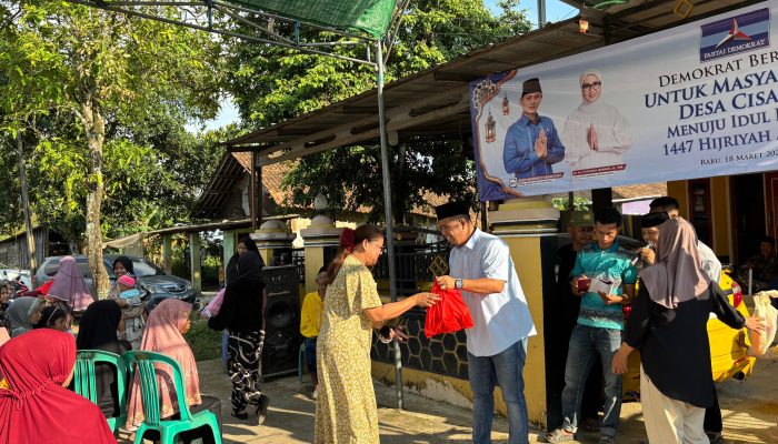Warga Desa Cisait, Kecamatan Kragilan, antre menerima paket sembako dan THR dari jajaran Partai Demokrat Kabupaten Serang dalam program Demokrat Berbagi menjelang Lebaran, Rabu, 18 Maret 2026