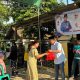 Warga Desa Cisait, Kecamatan Kragilan, antre menerima paket sembako dan THR dari jajaran Partai Demokrat Kabupaten Serang dalam program Demokrat Berbagi menjelang Lebaran, Rabu, 18 Maret 2026