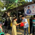Warga Desa Cisait, Kecamatan Kragilan, antre menerima paket sembako dan THR dari jajaran Partai Demokrat Kabupaten Serang dalam program Demokrat Berbagi menjelang Lebaran, Rabu, 18 Maret 2026