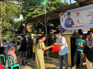 Warga Desa Cisait, Kecamatan Kragilan, antre menerima paket sembako dan THR dari jajaran Partai Demokrat Kabupaten Serang dalam program Demokrat Berbagi menjelang Lebaran, Rabu, 18 Maret 2026