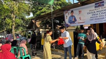 Warga Desa Cisait, Kecamatan Kragilan, antre menerima paket sembako dan THR dari jajaran Partai Demokrat Kabupaten Serang dalam program Demokrat Berbagi menjelang Lebaran, Rabu, 18 Maret 2026