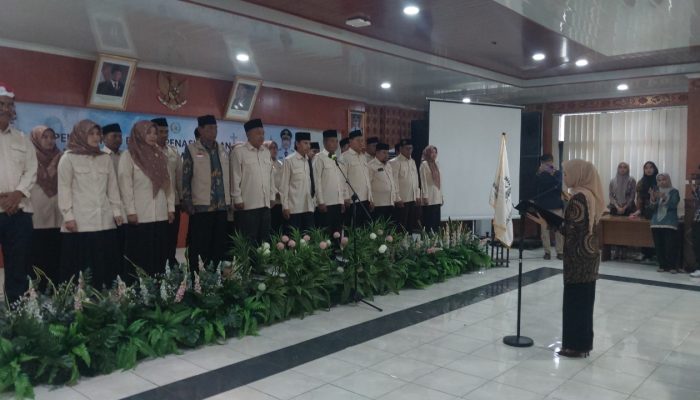 Bupati Serang Ratu Rachmatuzakiyah melantik pengurus FKUB Kabupaten Serang masa bakti 2026–2031 di Aula TB Suwandi, Pendopo Pemkab Serang, Kamis, 9 April 2026