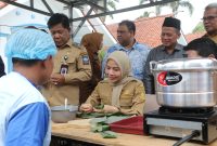 Bupati Serang Ratu Rachmatuzakiyah saat membuka pelatihan pengolahan hasil perikanan di Cinangka, diikuti penyandang disabilitas dan pelaku UMKM.