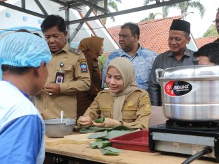Bupati Serang Ratu Rachmatuzakiyah saat membuka pelatihan pengolahan hasil perikanan di Cinangka, diikuti penyandang disabilitas dan pelaku UMKM.