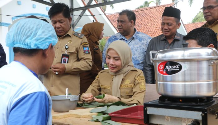 Bupati Serang Ratu Rachmatuzakiyah saat membuka pelatihan pengolahan hasil perikanan di Cinangka, diikuti penyandang disabilitas dan pelaku UMKM.