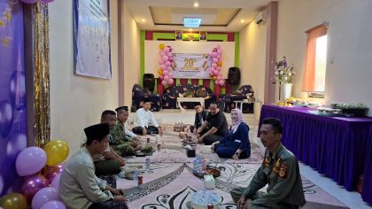 Direktur Klinik MMC bersama jajaran tamu undangan saat perayaan milad ke-20 di Aula Lantai 2 Klinik MMC Menes, Pandeglang, Jumat, 10 April 2026