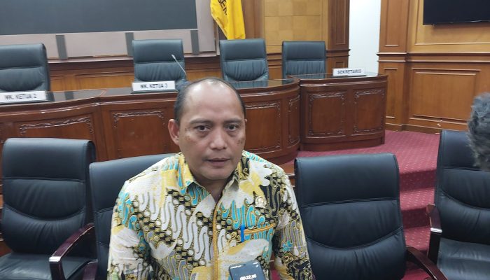 Ketua DPRD Kabupaten Serang Bahrul Ulum saat pembahasan LKPJ Bupati 2025 yang terpaksa dihentikan sementara akibat kendala data dan ketidakhadiran Sekda.