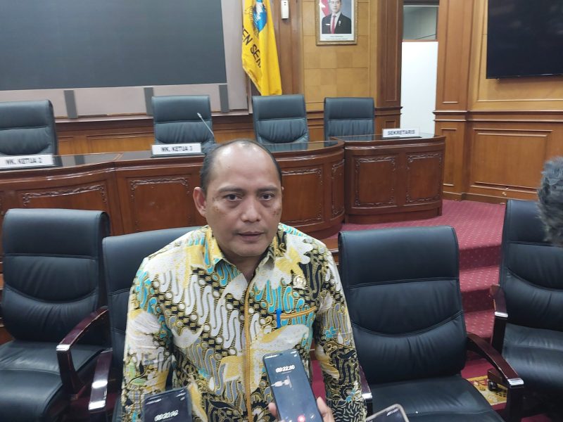 Ketua DPRD Kabupaten Serang Bahrul Ulum saat pembahasan LKPJ Bupati 2025 yang terpaksa dihentikan sementara akibat kendala data dan ketidakhadiran Sekda.