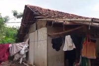 Kondisi rumah milik Kusnadi di Pabuaran, Serang, yang nyaris roboh dan dihuni sembilan anggota keluarga dalam keterbatasan, Sabtu, 4 April 2026