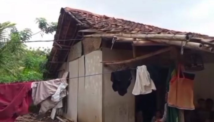 Kondisi rumah milik Kusnadi di Pabuaran, Serang, yang nyaris roboh dan dihuni sembilan anggota keluarga dalam keterbatasan, Sabtu, 4 April 2026