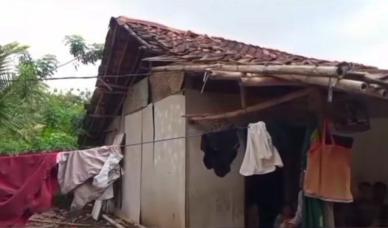 Kondisi rumah milik Kusnadi di Pabuaran, Serang, yang nyaris roboh dan dihuni sembilan anggota keluarga dalam keterbatasan, Sabtu, 4 April 2026