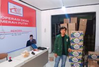 Mahasiswa STISNU Tangerang bersama pengurus Koperasi Desa Merah Putih Renged saat kegiatan pelayanan dan pengelolaan logistik di Desa Renged, Kecamatan Kresek.