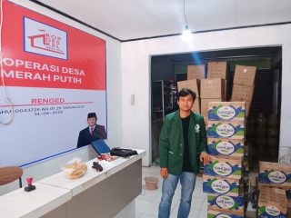 Mahasiswa STISNU Tangerang bersama pengurus Koperasi Desa Merah Putih Renged saat kegiatan pelayanan dan pengelolaan logistik di Desa Renged, Kecamatan Kresek.