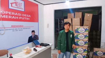 Mahasiswa STISNU Tangerang bersama pengurus Koperasi Desa Merah Putih Renged saat kegiatan pelayanan dan pengelolaan logistik di Desa Renged, Kecamatan Kresek.