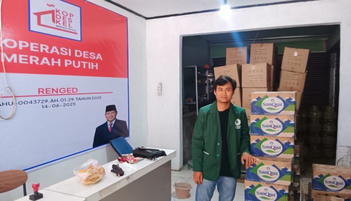 Mahasiswa STISNU Tangerang bersama pengurus Koperasi Desa Merah Putih Renged saat kegiatan pelayanan dan pengelolaan logistik di Desa Renged, Kecamatan Kresek.