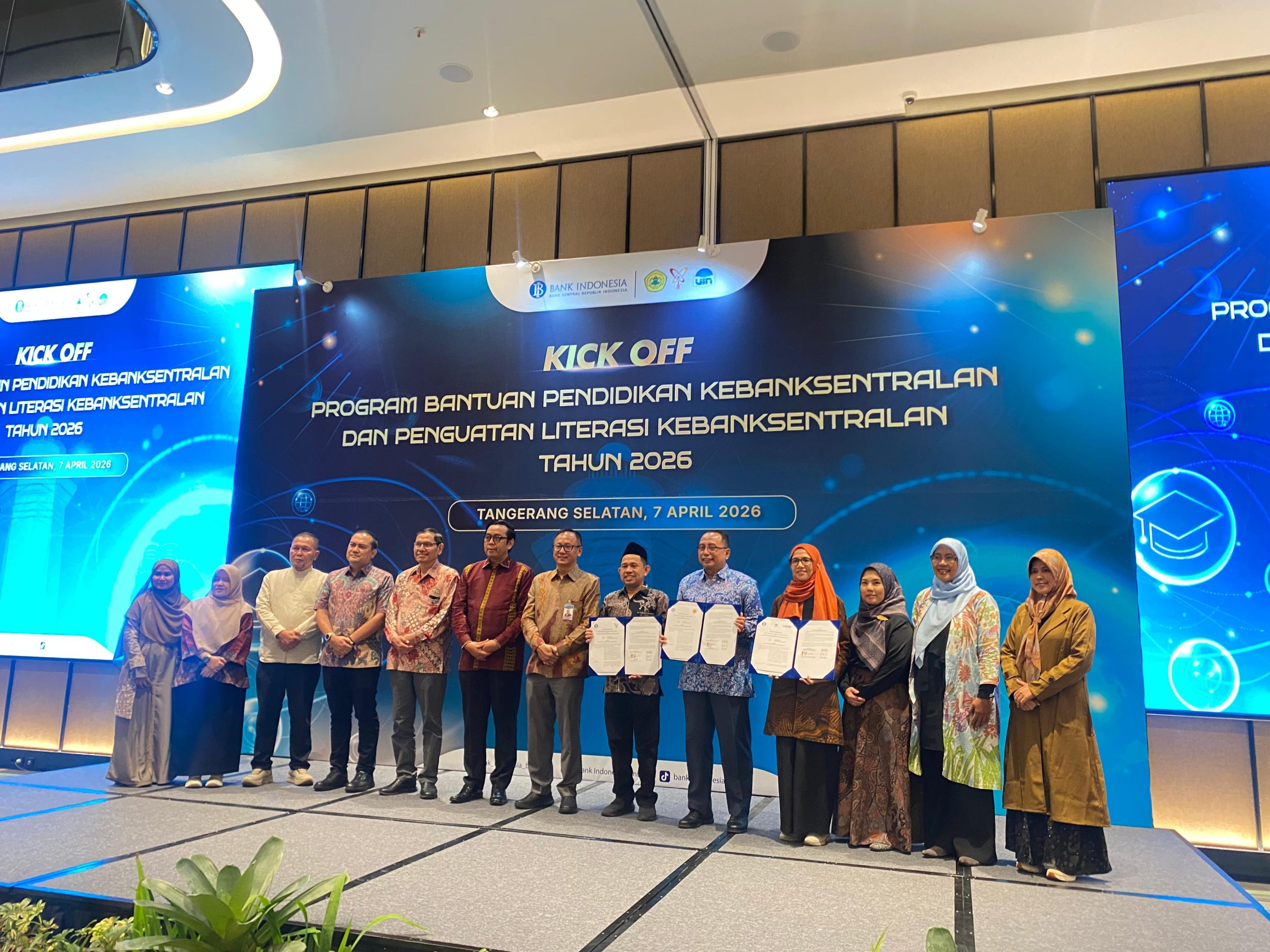 Momen penandatanganan kerja sama antara UIN Banten dan Bank Indonesia Perwakilan Banten dalam peluncuran program kebanksentralan 2026 di BSD City, Selasa, 7 April 2026