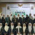 Munawaroh bersama peserta Konfercab IX IPPNU Kabupaten Serang usai terpilih sebagai ketua baru periode 2026–2028 di Aula Kemenag Serang.
