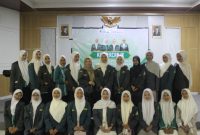 Munawaroh bersama peserta Konfercab IX IPPNU Kabupaten Serang usai terpilih sebagai ketua baru periode 2026–2028 di Aula Kemenag Serang.