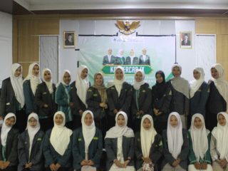 Munawaroh bersama peserta Konfercab IX IPPNU Kabupaten Serang usai terpilih sebagai ketua baru periode 2026–2028 di Aula Kemenag Serang.