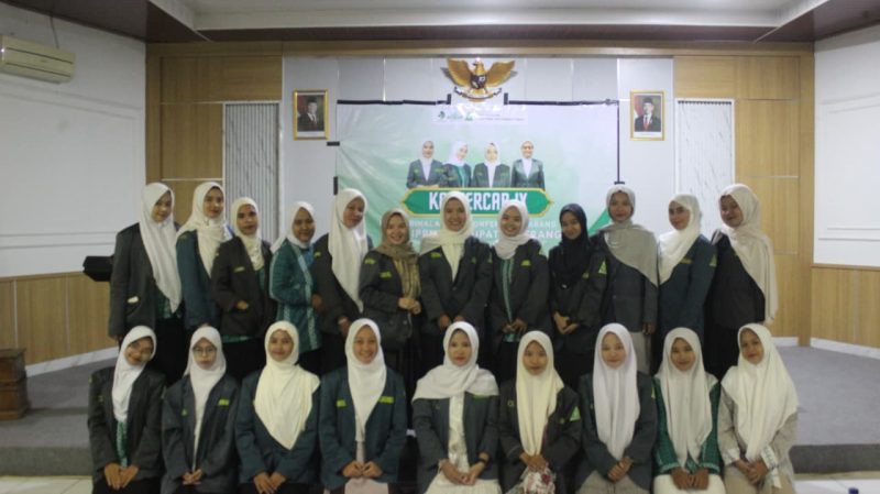 Munawaroh bersama peserta Konfercab IX IPPNU Kabupaten Serang usai terpilih sebagai ketua baru periode 2026–2028 di Aula Kemenag Serang.