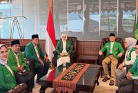 Neng Siti Julaiha menerima SK Ketua DPW PPP Banten dari Ketua Umum PPP, Muhamad Mardiono, sebagai tanda dimulainya kepemimpinan baru di Banten.