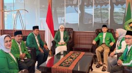 Neng Siti Julaiha menerima SK Ketua DPW PPP Banten dari Ketua Umum PPP, Muhamad Mardiono, sebagai tanda dimulainya kepemimpinan baru di Banten.
