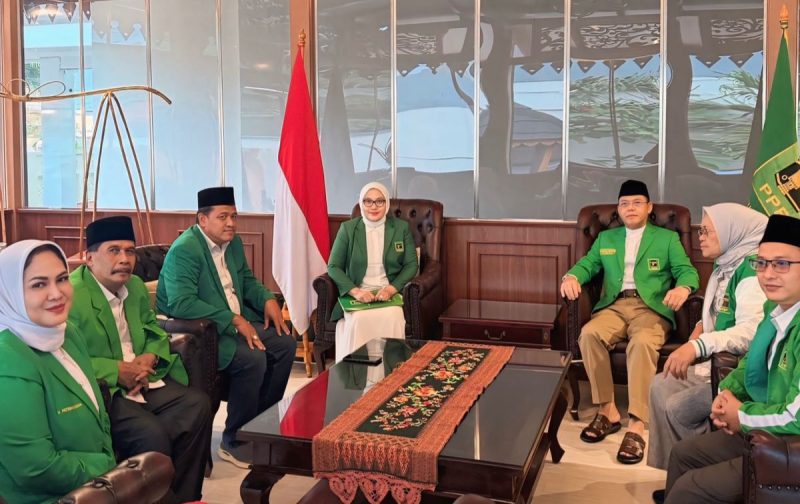 Neng Siti Julaiha menerima SK Ketua DPW PPP Banten dari Ketua Umum PPP, Muhamad Mardiono, sebagai tanda dimulainya kepemimpinan baru di Banten.