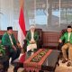 Neng Siti Julaiha menerima SK Ketua DPW PPP Banten dari Ketua Umum PPP, Muhamad Mardiono, sebagai tanda dimulainya kepemimpinan baru di Banten.
