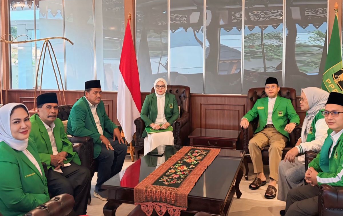 Neng Siti Julaiha menerima SK Ketua DPW PPP Banten dari Ketua Umum PPP, Muhamad Mardiono, sebagai tanda dimulainya kepemimpinan baru di Banten.