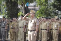 Pegawai Pemkab Serang melakukan kerja bakti massal dalam Gerakan Indonesia Asri di sejumlah titik wilayah.