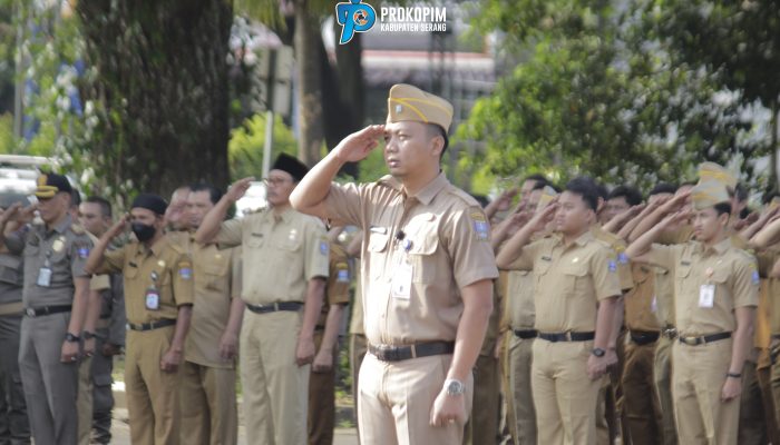 Pegawai Pemkab Serang melakukan kerja bakti massal dalam Gerakan Indonesia Asri di sejumlah titik wilayah.