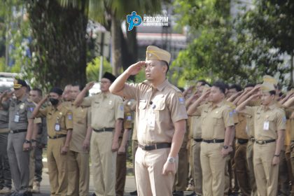 Pegawai Pemkab Serang melakukan kerja bakti massal dalam Gerakan Indonesia Asri di sejumlah titik wilayah.