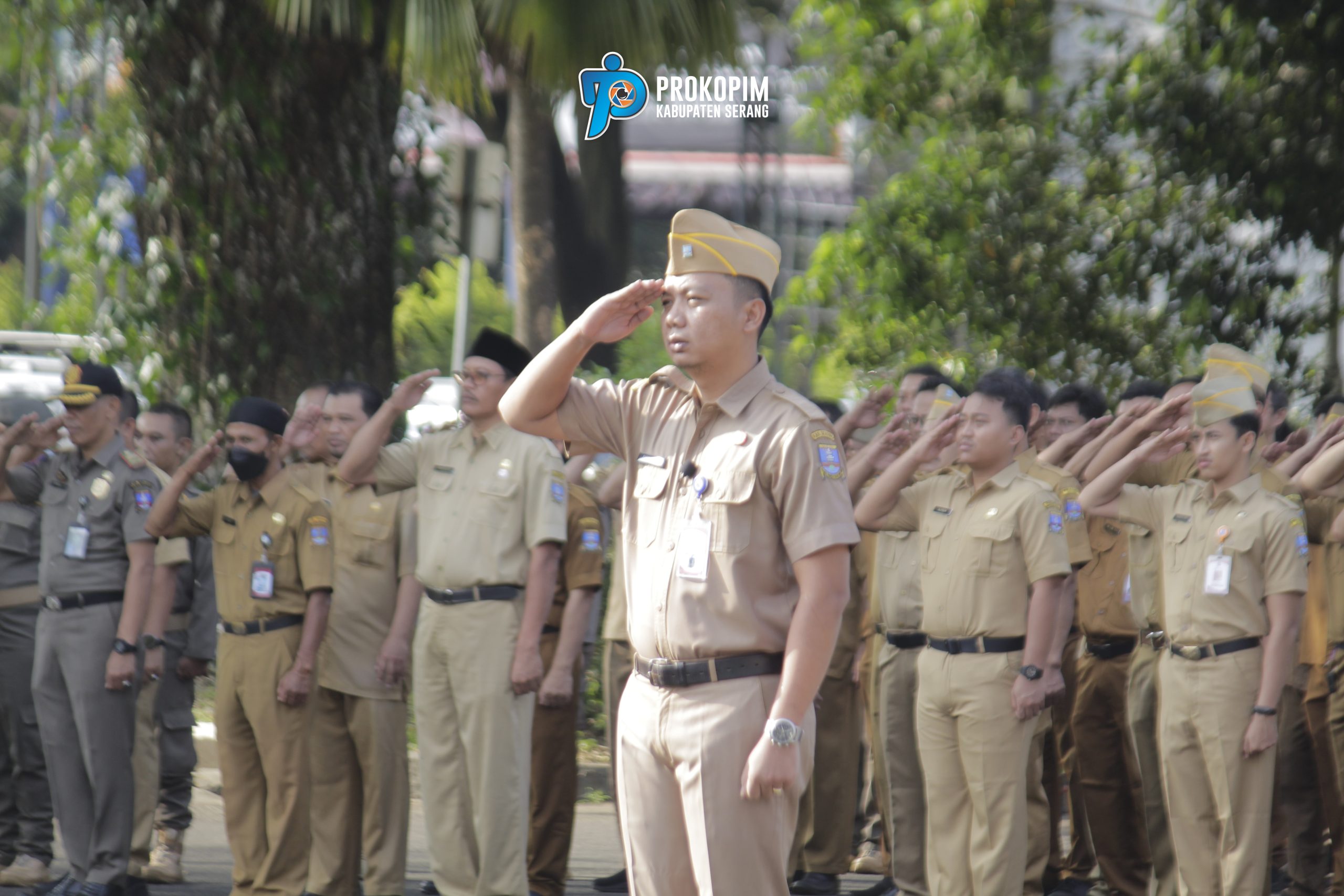 Pegawai Pemkab Serang melakukan kerja bakti massal dalam Gerakan Indonesia Asri di sejumlah titik wilayah.