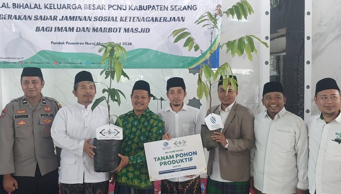Penyerahan simbolis kepesertaan BPJS Ketenagakerjaan kepada marbot dan imam masjid dalam acara Halalbihalal PCNU Kabupaten Serang di Ponpes Nurul Abror.