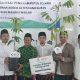 Penyerahan simbolis kepesertaan BPJS Ketenagakerjaan kepada marbot dan imam masjid dalam acara Halalbihalal PCNU Kabupaten Serang di Ponpes Nurul Abror.