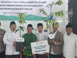 Penyerahan simbolis kepesertaan BPJS Ketenagakerjaan kepada marbot dan imam masjid dalam acara Halalbihalal PCNU Kabupaten Serang di Ponpes Nurul Abror.