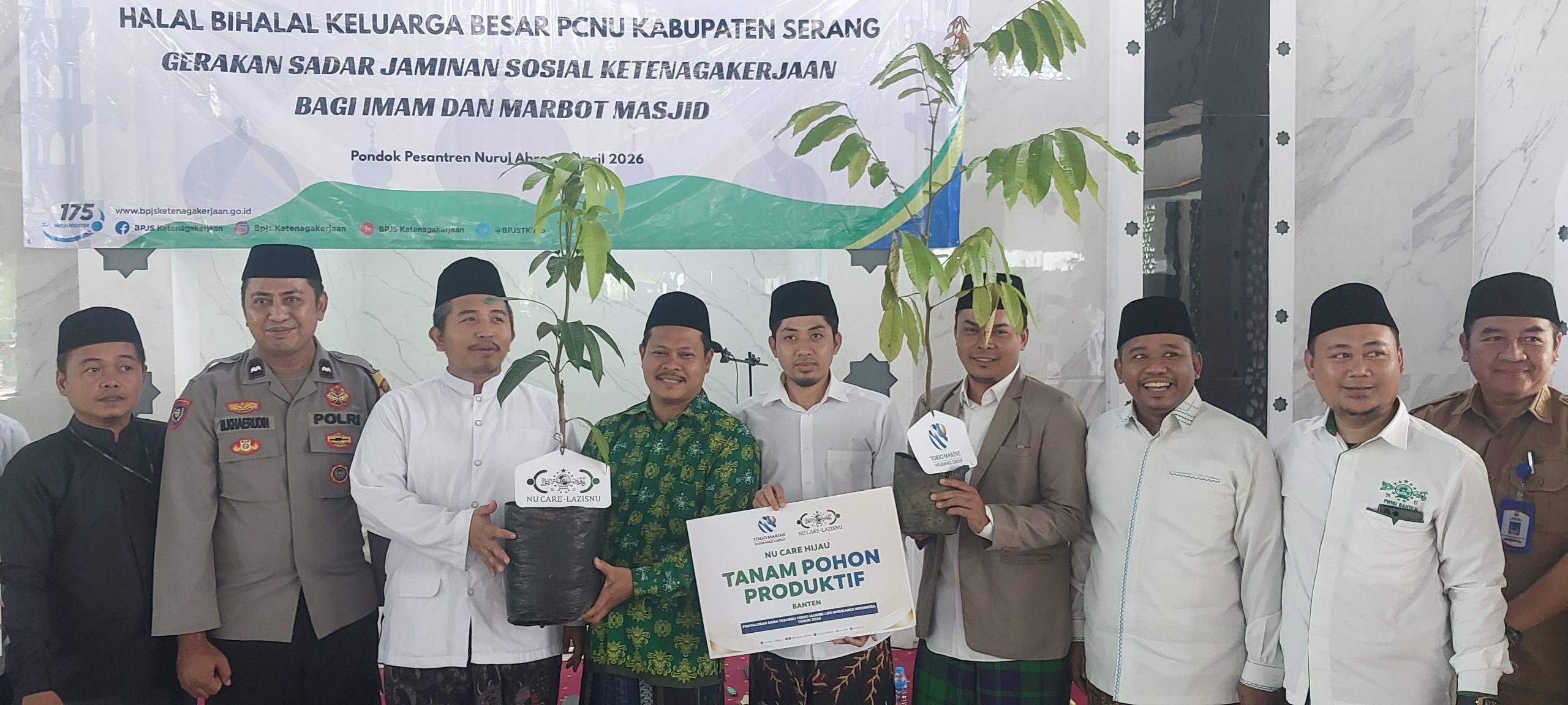 Penyerahan simbolis kepesertaan BPJS Ketenagakerjaan kepada marbot dan imam masjid dalam acara Halalbihalal PCNU Kabupaten Serang di Ponpes Nurul Abror.