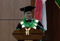 Rektor UIN SMH Banten Prof Muhammad Ishom saat menyampaikan sambutan dalam prosesi wisuda di Convention Hall UIN Banten, Sabtu, 11 April 2026