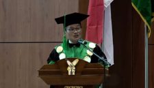 Rektor UIN SMH Banten Prof Muhammad Ishom saat menyampaikan sambutan dalam prosesi wisuda di Convention Hall UIN Banten, Sabtu, 11 April 2026