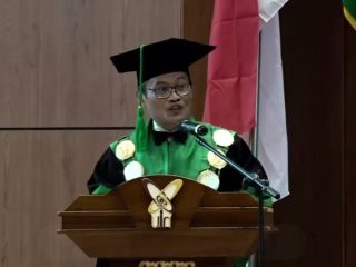 Rektor UIN SMH Banten Prof Muhammad Ishom saat menyampaikan sambutan dalam prosesi wisuda di Convention Hall UIN Banten, Sabtu, 11 April 2026