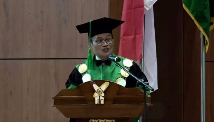Rektor UIN SMH Banten Prof Muhammad Ishom saat menyampaikan sambutan dalam prosesi wisuda di Convention Hall UIN Banten, Sabtu, 11 April 2026