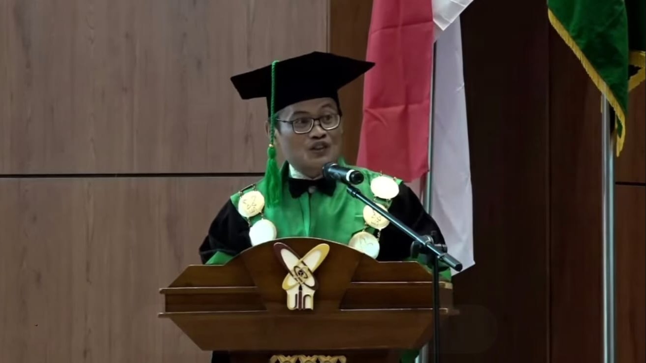 Rektor UIN SMH Banten Prof Muhammad Ishom saat menyampaikan sambutan dalam prosesi wisuda di Convention Hall UIN Banten, Sabtu, 11 April 2026