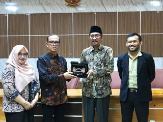 Tim PPID UIN SMH Banten saat berdiskusi dengan jajaran UIN Sunan Kalijaga Yogyakarta dalam kunjungan benchmarking penguatan layanan informasi publik.