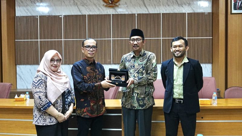 Tim PPID UIN SMH Banten saat berdiskusi dengan jajaran UIN Sunan Kalijaga Yogyakarta dalam kunjungan benchmarking penguatan layanan informasi publik.