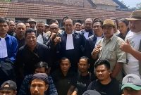 Terdakwa Tarmudin alias Duwok saat menjalani sidang perdana di PN Pandeglang dengan pendampingan 15 advokat dari berbagai organisasi.
