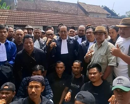 Terdakwa Tarmudin alias Duwok saat menjalani sidang perdana di PN Pandeglang dengan pendampingan 15 advokat dari berbagai organisasi.
