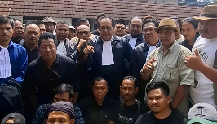 Terdakwa Tarmudin alias Duwok saat menjalani sidang perdana di PN Pandeglang dengan pendampingan 15 advokat dari berbagai organisasi.